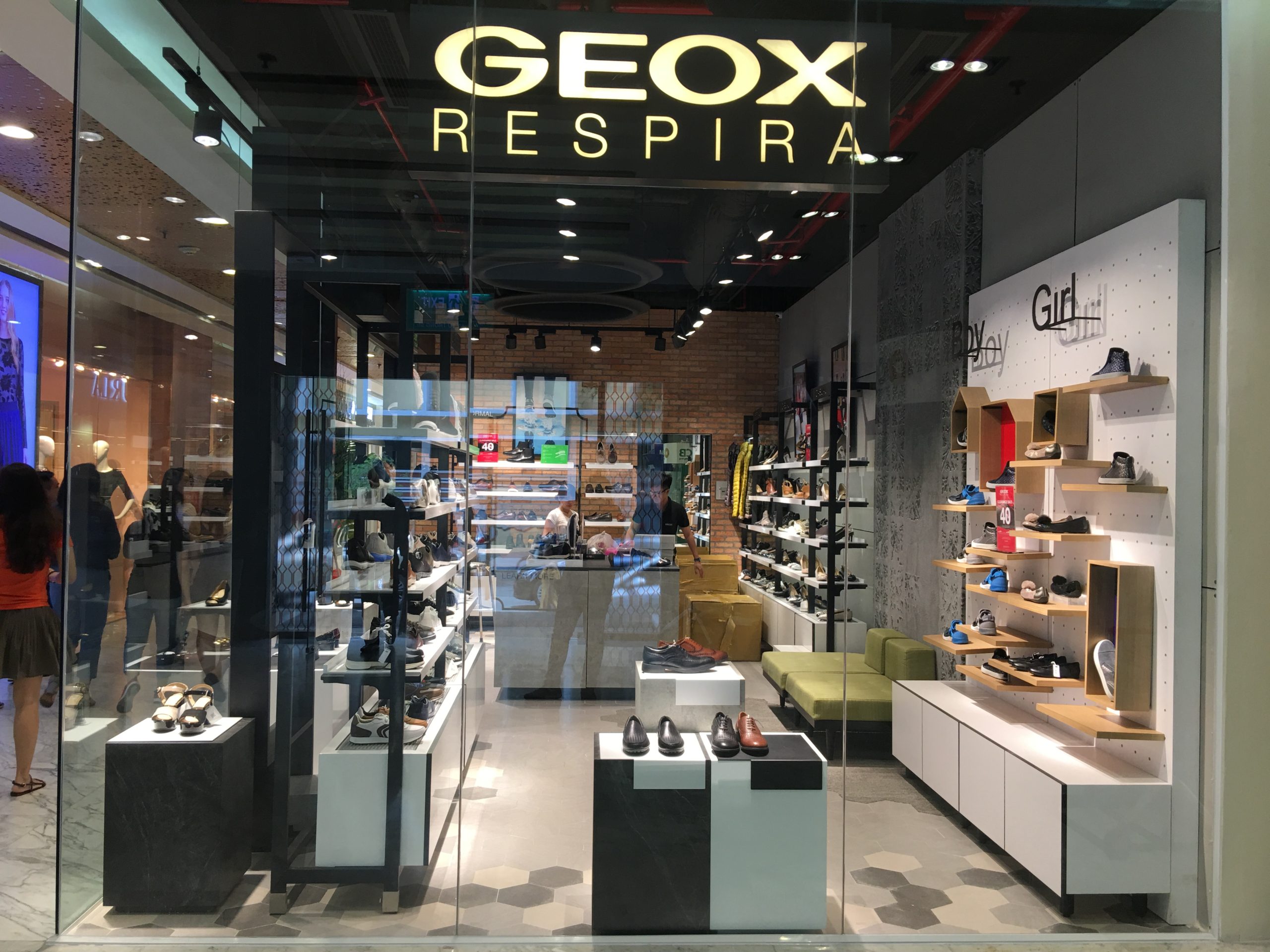 cửa hàng giày tây Geox