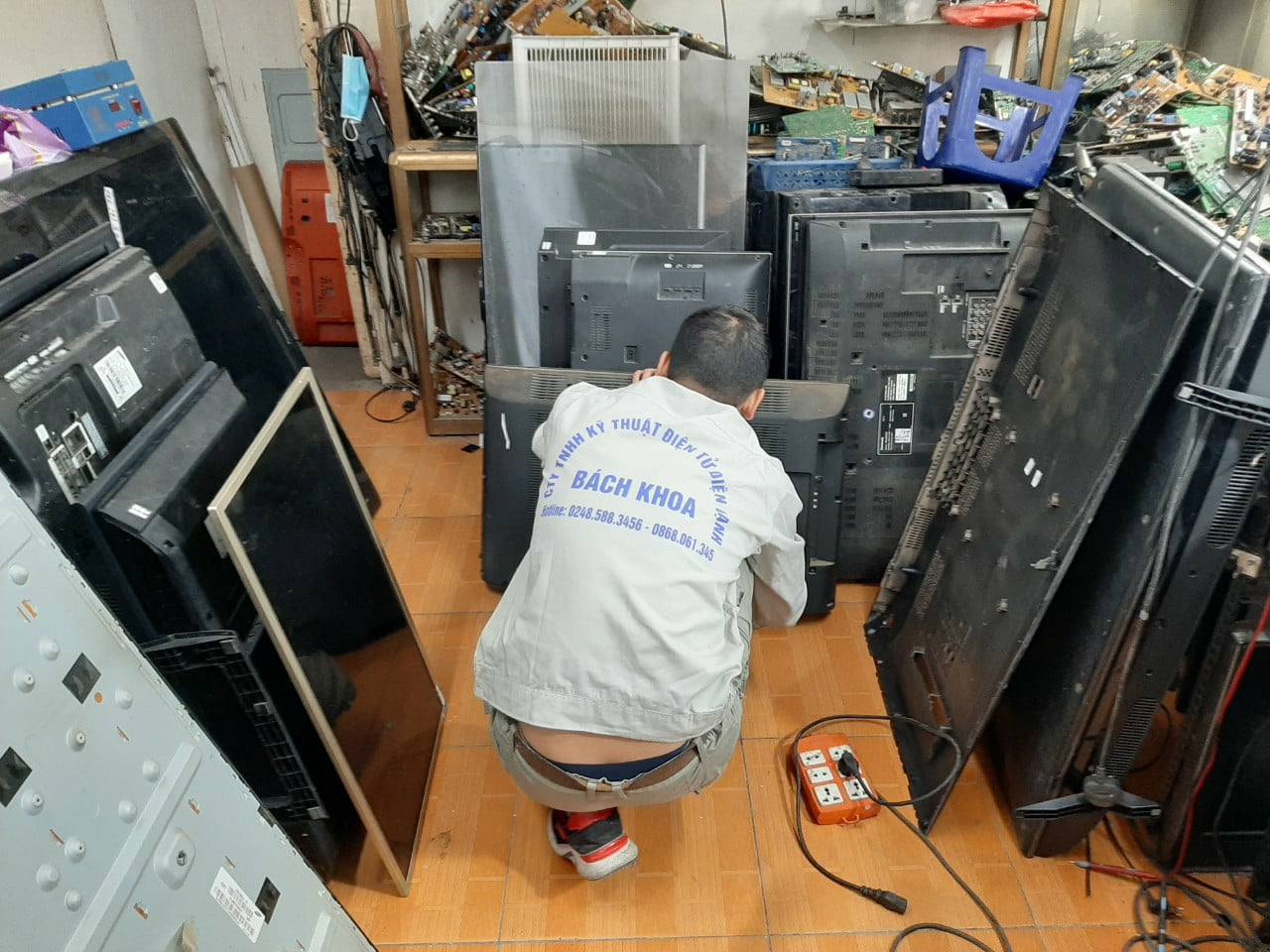 repair TV at the polytechnic